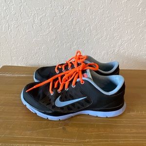 Nike girls shoes ,size 6 , good condition , very light and confortable.